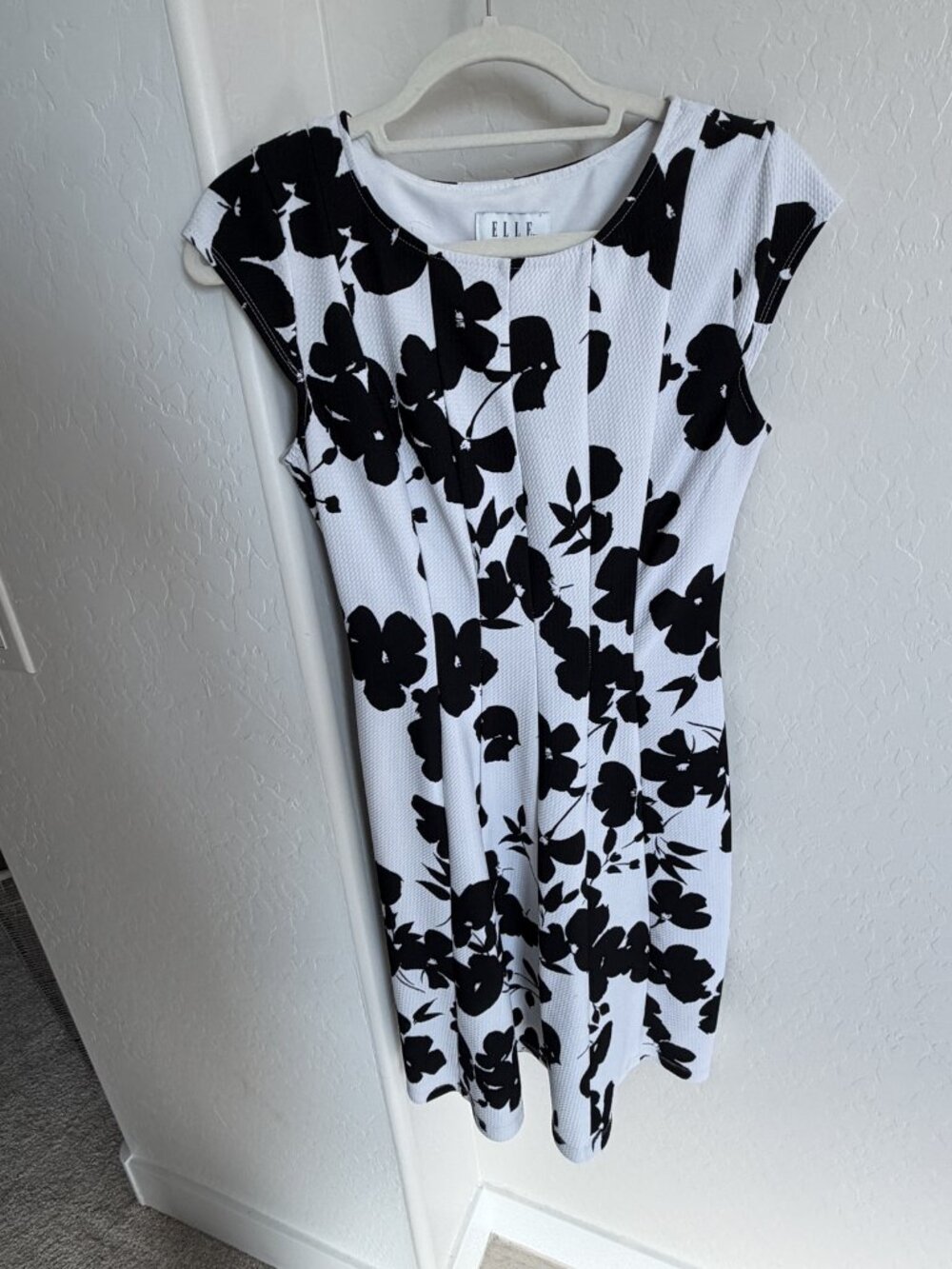 ELLE Black White Floral Textured Cap Sleeve Dress Size S